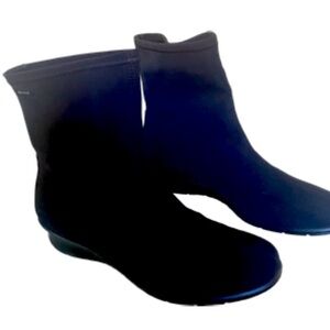 NEW Ecco size 9 to 9.5 ankle black boots.  Never worn.
(5)